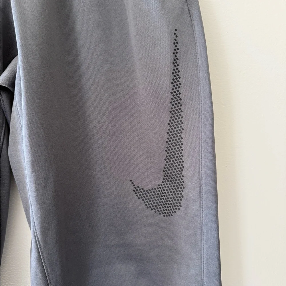 Nike Dri-FIT Therma Swoosh Tapered Basketball Athletic Sports Pants in Gray - Picture 3 of 8